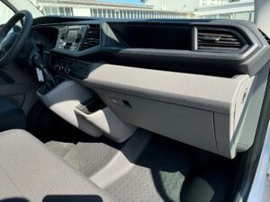 Innenansicht eines Autos mit grauem Armaturenbrett und modernem Design.