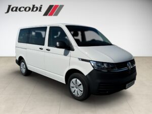 Ein weißer Van mit Jacobi-Logo, schwarze Akzente, gelassene Ausstrahlung.