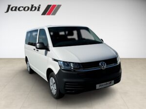 Weiße Volkswagen-Transporter in einem Studio, mit schwarzer Front und Jacobi-Logo im Hintergrund.