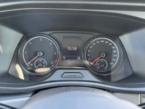 Armaturenbrett eines Autos mit Tacho, Drehzahlmesser und Uhrzeit: 10:58. Schwarz, klar lesbar.