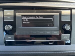 Radioeinstellungen auf einem Auto-Display, zeigt Optionen für Radio und Medien.