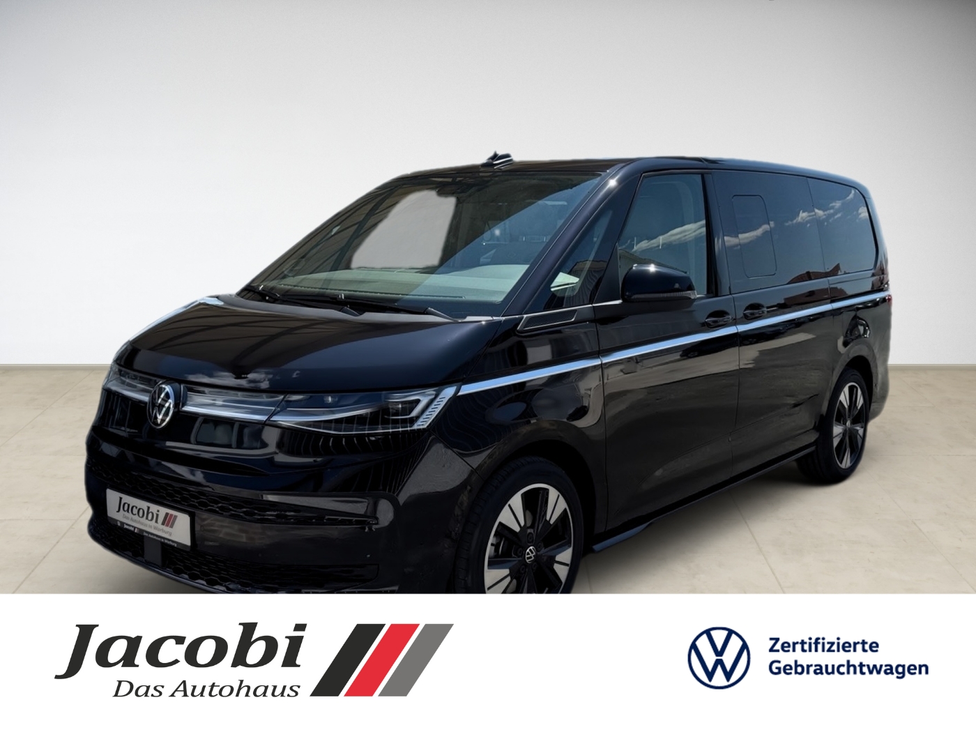 Schwarzer VW Van vor weißem Hintergrund, präsentiert im Autohaus Jacobi. Zertifizierte Gebrauchtwagen.