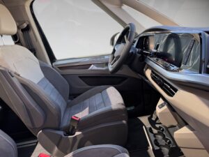 Innenraum eines Autos mit grauen Sitzen und modernem Armaturenbrett.