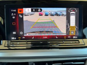 Auto-Rückfahrkamera-Anzeige mit Autos im Hintergrund, bunte Fahrzeugfarben, sonniger Tag.