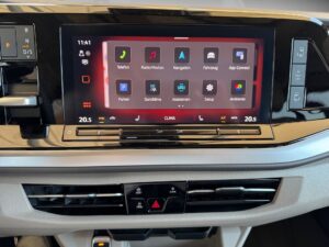 BMW-Infotainmentsystem, Anzeige mehrerer Apps auf rotem Bildschirm, Uhrzeit 11:41.