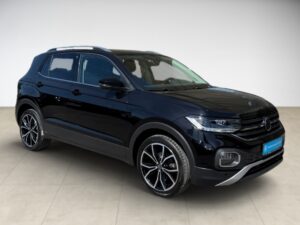 Schwarzer SUV mit glänzendem Finish, moderner Scheinwerferform und stilvollen Alufelgen.