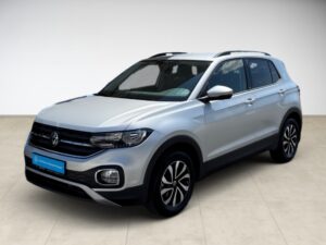 Silberner VW SUV auf hellem Boden, scharfes Design, markante Scheinwerfer und Dachreling.
