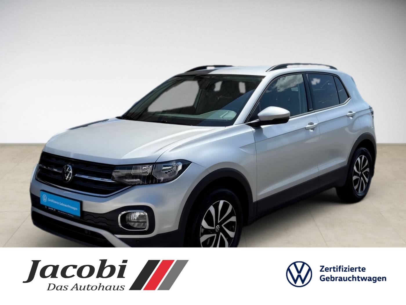 Silberner VW T-Cross, Seitenansicht, blaues Kennzeichen, schwarze Felgen, Ausstellungsraum.