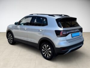 Silberner SUV geparkt in heller Umgebung, Ansicht von hinten rechts, moderne Leichtmetallfelgen.