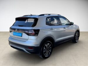 Ein silberner VW-SUV mit schwarzem Dach, stehend auf hellem Boden. Modernes Design.