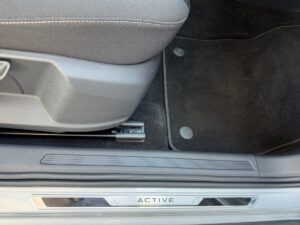 Autoinnenraum mit grauen Sitzen, "Active"-Schweller, schwarzem Teppich und Metallelementen.