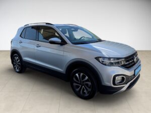 Silberner SUV, Seitenansicht, moderne Scheinwerfer, glatte Oberfläche, auf hellem Hintergrund.