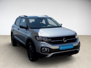 Silberner SUV mit glänzendem Lack, kantigem Design und schwarzem Stoßfänger auf hellem Boden.