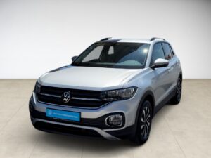 Silberner Volkswagen-SUV in hellem Raum, vorne schräg, modernes Design, markante Scheinwerfer.