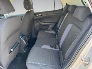 Autoinnenraum mit grauen Sitzen und schwarzen Kopfstützen, saubere und moderne Ausstattung.