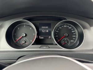 Armaturenbrett eines Autos mit zwei großen Rundinstrumenten in Schwarz und Weiß.