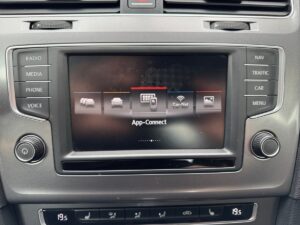 Auto-Infotainmentsystem zeigt App-Connect-Bildschirm mit Menütasten und Temperaturreglern darunter.