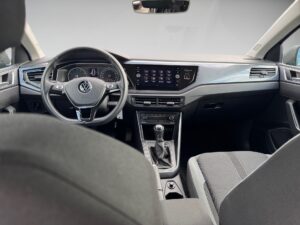 Innenansicht eines Autos mit grauem Armaturenbrett und virtuell effizientem Display.