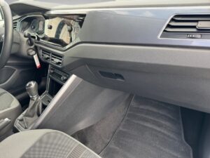 Innenraum eines modernen Autos mit schwarzer Ausstattung und Schaltgetriebe, Tachometer sichtbar.