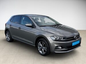 Silberner Volkswagen Polo, Frontalansicht, Neuwagen, LED-Scheinwerfer, moderne Felgen.