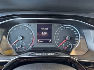 Ein Auto-Tachometer bei 9:04 Uhr am 11.06.2025, Kilometerstand 115912.