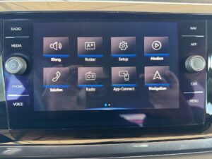 Auto-Infotainment-System mit Touchscreen, Benutzeroberfläche mit vielen Optionen, schwarz.