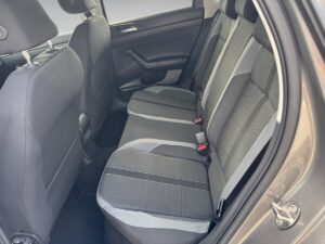 Rücksitze eines Autos in Schwarz und Grau, sauber, mit Sicherheitsgurten und Kopfstützen.