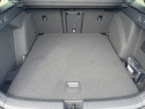 Ein leerer, grauer Kofferraum eines Autos mit geschlossenem Boden und glatter Oberfläche.