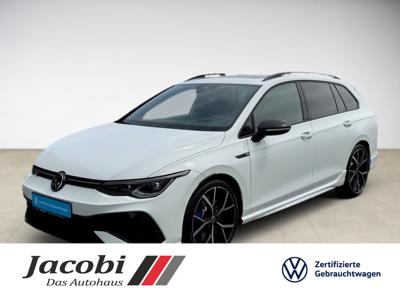 Ein weißer Volkswagen Kombi auf hellem Boden mit Jacobi-Logo unten.