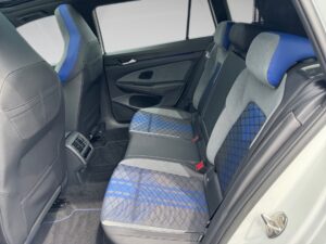 Innenraum eines Autos mit blauen und grauen Sitzen mit kariertem Muster, sauber und modern.