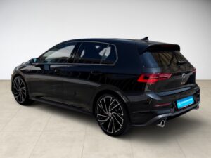 Schwarzer VW Golf GTI, Seitenansicht, glänzend, sportlich, mit markanten Rücklichtern und Felgen.