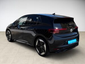 Schwarzer VW ID.3 GTX, glänzend, modernes Design, markante Felgen, steht auf hellem Boden.