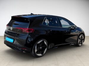 Schwarzer Volkswagen ID.3, seitliche Rückansicht, modernes Design, markante Felgen.