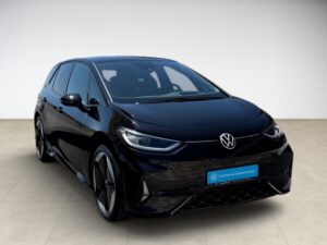 Schwarzer Volkswagen ID.3, Frontansicht, glänzende Karosserie, moderner Stil, Hintergrund grau.