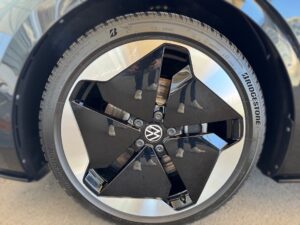 Nahaufnahme eines glänzenden Autorads mit silbernen und schwarzen Akzenten von Bridgestone.