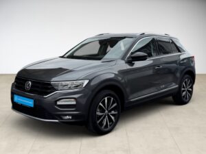 Graues Auto mit eleganten Linien und glänzenden Felgen, auf hellem Hintergrund, seitliche Ansicht.