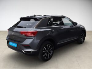 Grau-schwarzer SUV mit glattem Design, markanten Linien und glänzenden Felgen auf hellem Boden.