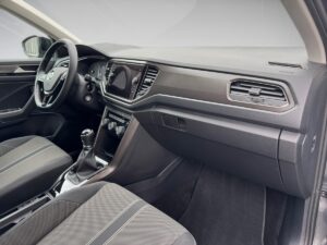 Innenraum eines modernen Autos mit schwarzer Ausstattung und manueller Schaltung.