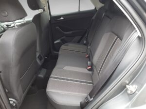 Autoinnenraum, Rücksitze aus grauem Stoff, Sicherheitsgurte, keine Personen, sauber und aufgeräumt.