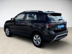 Schwarzer SUV von Volkswagen, T-Cross-Modell, steht auf hellen Fliesen, Seitenansicht von links.
