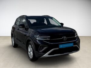 Schwarzer Volkswagen SUV von vorne links, glänzend auf hellen Fliesen, neutraler Hintergrund.