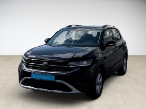 Ein schwarzer SUV in einem Showroom, glänzend mit reflektierten Wolken.