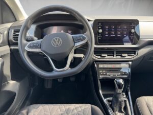 Innenraum eines Autos mit einem Volkswagen-Lenkrad und einem modernen Touchscreen-Display.