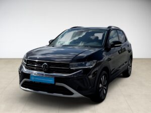 Schwarzer SUV in Showroom mit glänzender Oberfläche und erkennbarer Volkswagen-Emblem.
