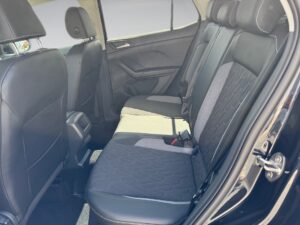 Rücksitze eines Autos mit schwarzen und grauen Polstern, moderne Innenausstattung.