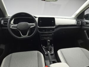 Innenraum eines VW mit grauer Polsterung und modernem Lenkrad, Display, und Schalthebel.