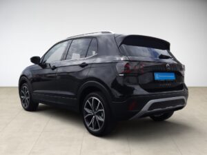 Schwarzer SUV, seitliche Rückansicht, elegantes Design, graue Felgen, helle Umgebung.