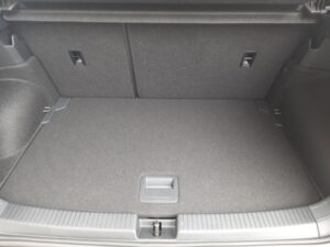 Leerer Kofferraum eines Autos, graue Polsterung, keine sichtbaren Details oder Gegenstände.
