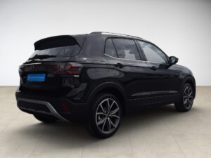 Ein schwarzer SUV mit detaillierten Rücklichtern, auf beigem Boden stehend, zeigt seine Seiten- und Rückansicht.