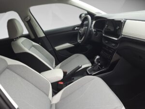 Innenraum eines modernen Autos mit grauen und weißen Sitzen und großem Touchscreen-Display.